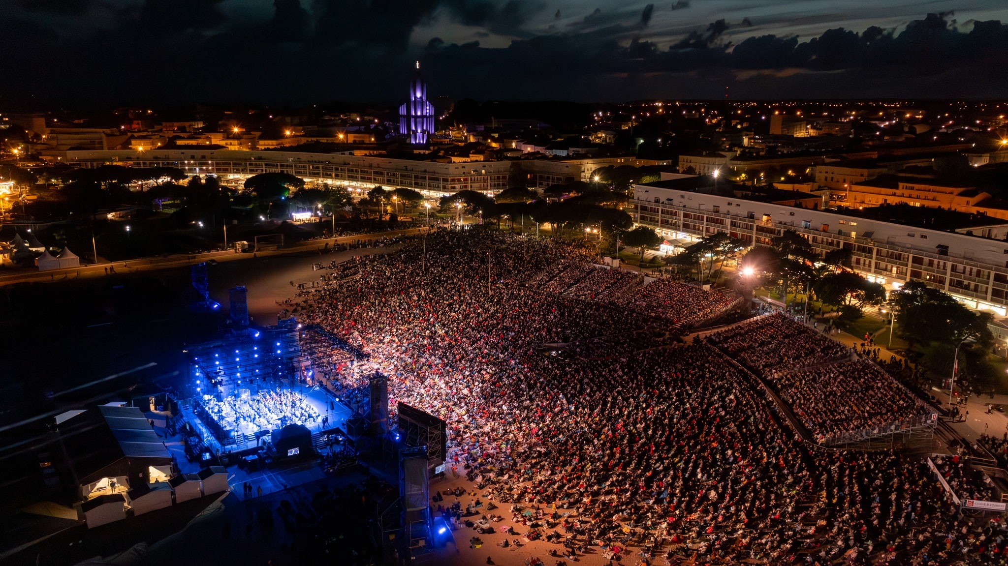 location de tribune modulaire à Royan de 3700 places pour Le violon sur le Sable