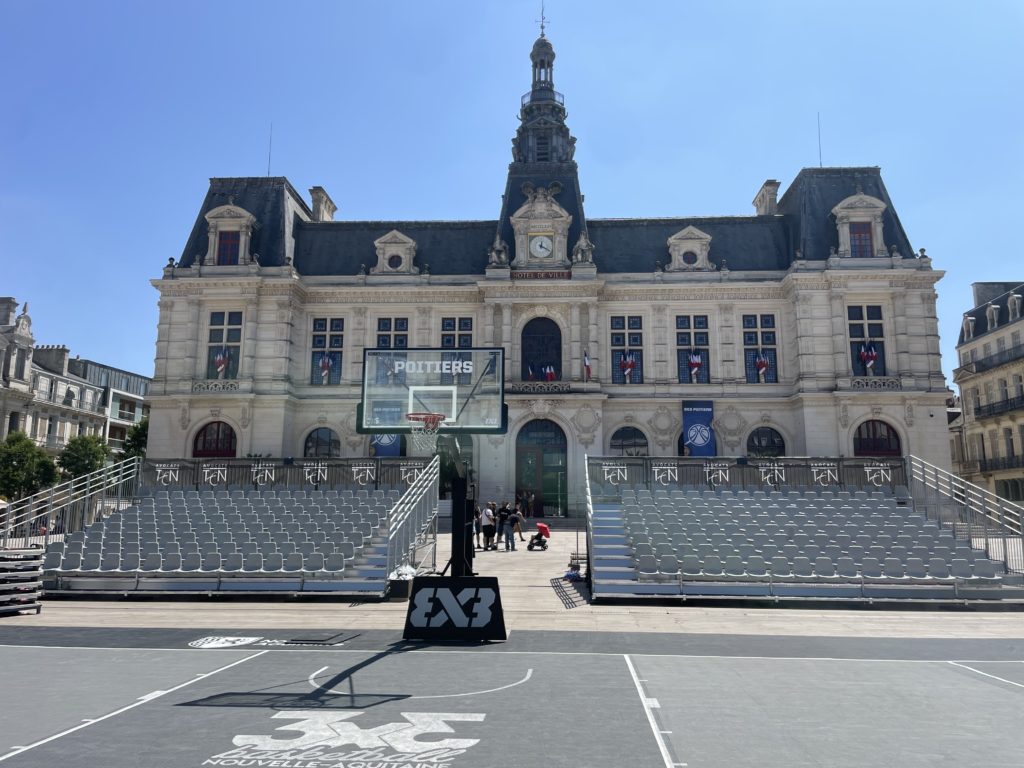 tribune pour terrain de basket de rue
