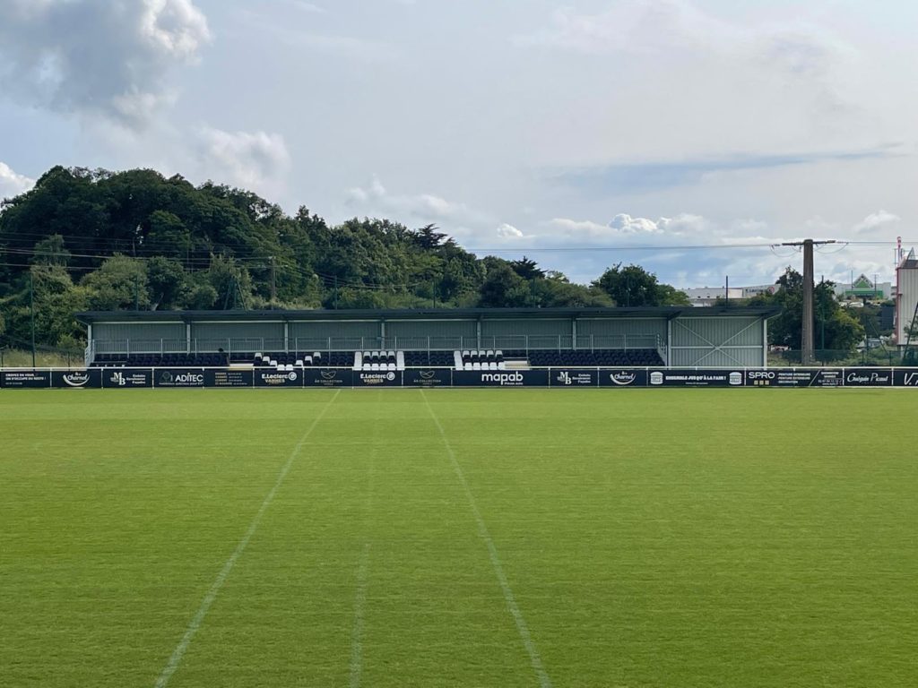 Installation de tribune modulaire pour complexe sportif du Perenno (club de foot Vannes OC)
