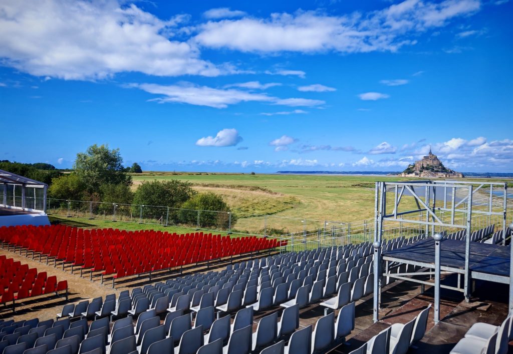 tribune démontable en plein air au Mont Saint Michel (2025)
