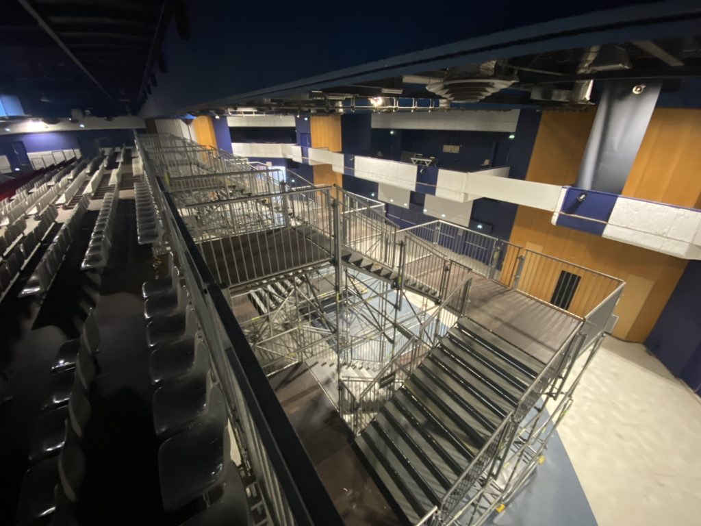 location de tribune pour palais des congrès avec escaliers pour sécurité et normes