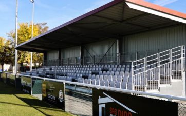 installation de gradins pour terrain de rugby à Bourges