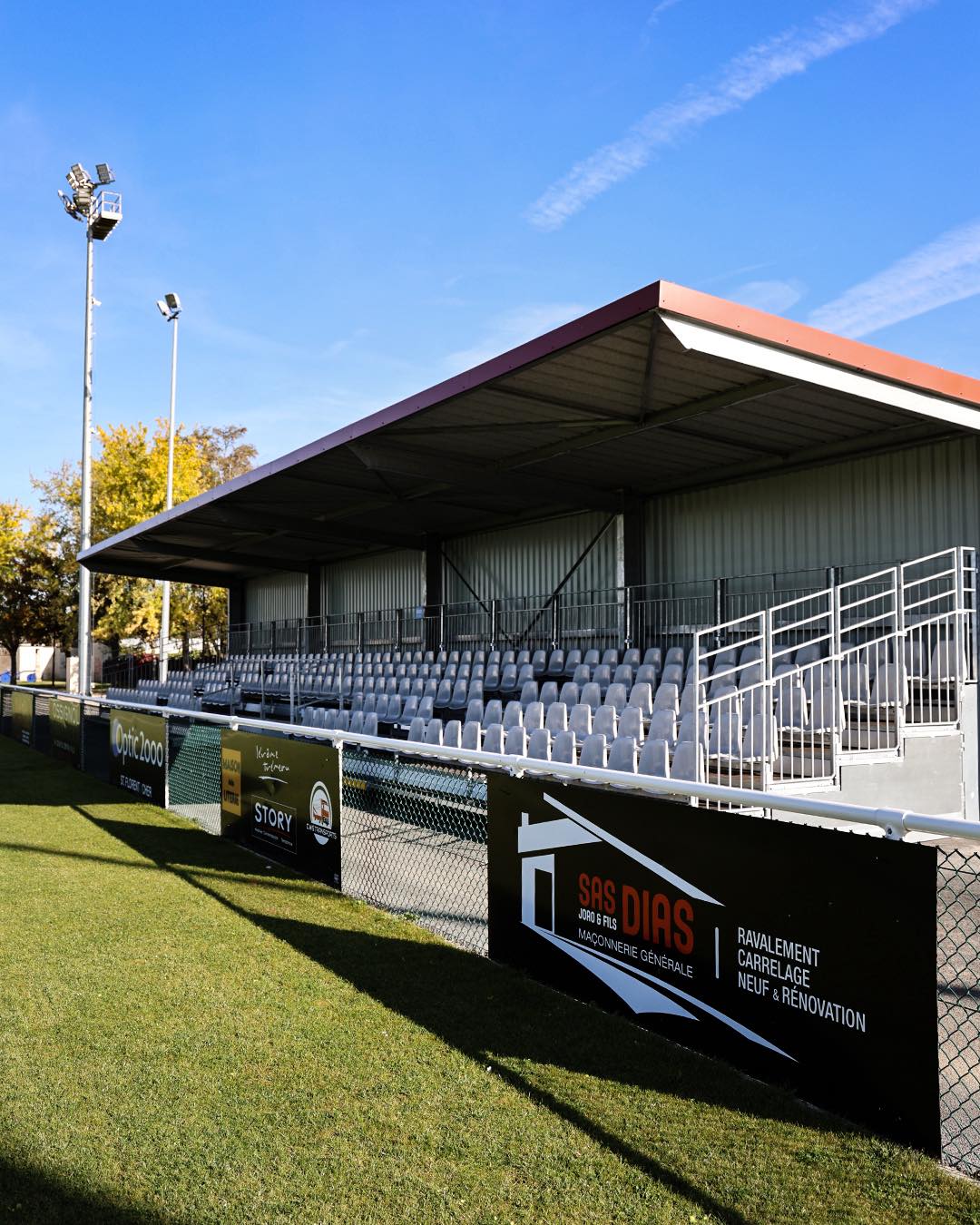 installation de gradins pour terrain de rugby à Bourges